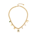 Collana dorata con ciondoli a luna, cuore, smeraldo verde e perle su sfondo bianco - Design Luna e Cuore (2#)