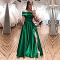 Elegante abito da sera in raso verde scuro con spalle scoperte e spacco alto laterale - S (US 2) / Verde