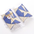 Elegante Kissen-Geschenkboxen mit geometrischem Muster in Blau und Beige und Anhänger - 14x10x2.8cm / Blau