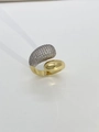 Detail eines vergoldeten offenen Rings mit funkelndem, zirkonbesetztem Tropfendesign - Ring / Zweifarbig