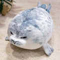 Morbido peluche a forma di foca con trama maculata grigia su tappeto beige - 25cm / Foca Macchiata Blu-Grigio