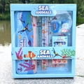 Vista detallada del juego de papelería de regalo para niños con bonito diseño marino. - Mundo Oceánico