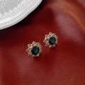 Boucles d'oreilles fleur en pierre bleue et plaqué or sur fond de satin rouge - Boucles d'Oreilles Clous Fleur Strass Bleu (19#)