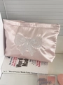 Borsa cosmetica in raso rosa con elegante ricamo a fiocco e ampio spazio per trucchi - Grande / Rosa