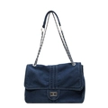 Donkerblauwe denim schoudertas met zilveren draaisluiting en kettingriem in vintage stijl - Donkerblauw