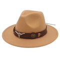 Gros plan d'un chapeau fedora en feutre camel avec une bande en cuir tête de taureau. - Chameau