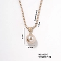 Dettaglio della collana con pendente di perla con misure precise e catena dorata - Supporto a Triangolo Perla Rotonda Champagne (N01000-3)
