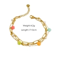 Pulsera de tres capas de acero inoxidable con colgantes de flores y cuentas blancas - Pulsera de Flores Doradas de Triple Capa