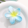 Pinza per capelli a fiore di plumeria con sfumatura blu e gialla su piatto bianco - Blu