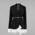 Detailaufnahme von schwarzem Blazer mit weißer Spitze und Gürtel mit Gold-Schnalle - S / Schwarz
