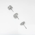 Detalle de tres pendientes geométricos minimalistas en metal plateado pulido - Juego de 3 pendientes de botón / Plateado