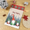 Primer plano de bolsa de regalo navideña de lino con gnomos y estampado Merry Christmas - Estilo de tres gnomos