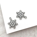 Makroaufnahme von zwei antiken Silber-Schneeflocken-Anhängern für DIY-Weihnachtsschmuck - Antik Silber Schneeflocke 15x18mm (13881)