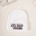 Détail du bonnet en maille blanche avec broderie 'NO BAD VIBES' noire et texture fine - Taille unique / Blanc