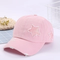 Detalle de gorra rosa con estrella, bordes desgastados vintage y parche brillante - Talla única / Rosa