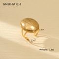Makroansicht des goldenen Edelstahlrings mit Hammerschlag-Oval und Größenabmessungen - Oval (NMSR-G112-1) / Gold