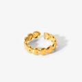 Macro-opname van 18k goud vergulde roestvrijstalen ring met doorlopend 3D-hartjespatroon - Verstelbaar Open / 3D Hart Open Ring (JDR201641)