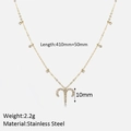 Gros plan du collier Bélier en acier doré avec zirconiums et détails de taille - Bélier