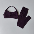 Dettaglio completo completo yoga viola senza cuciture con reggiseno halter e leggings scrunch - Taglia S / Top E Pantaloni / Viola uva