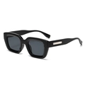 Klassische schwarze quadratische Sonnenbrille mit silbernen Metallakzenten am Bügel - Dunkelgrau