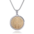 Gedetailleerde macro van een tweekleurige Keltische kruis hanger met gehamerde metalen - Goud Keltisch Kruis Ronde Hanger (Zonder Ketting) (B1009)