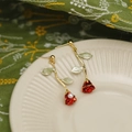 Detailansicht der französischen Rosenohrringe mit roten Blüten und Perlenverzierung - Weinrot (18K Gold)