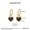 Dettaglio macro degli orecchini a cuore in acciaio placcato oro con smalto nero - Pendaglio Cuore Oro Nero (KE116102-Z)