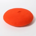 Detailweergave van een feloranje wollen vilten baret met klassieke steel en ronde vorm - Eén maat / Oranjerood
