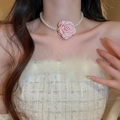 Gros plan d'un pendentif fleur en tissu rose sur un collier de perles blanches porté - Collier Fleur Rose (35#)
