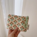 Dettaglio di astuccio vintage in cotone a fiori arancioni con zip in corda tessuta - Portamonete