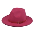 Filzhut in Rosérot mit rotem Gürtelschnallen-Detail in der Detailansicht. - Fuchsia