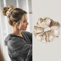 Elegante champagne gouden satijnen scrunchie met groot bloemen kant ontwerp voor dames - Zachte Champagne (1#)