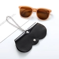 Occhiali da sole rosa opaco e custodia in pelle nera con catena in metallo argento - Nero e Grigio