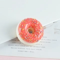 Modelo de donut de espuma de PU rosa realista con virutas de colores sobre fondo suave - Sin Imán / Donut redondo de bolas de colores - Rojo