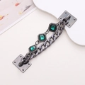 Detail van gunmetal ketting met drie vierkante groene edelstenen op een witte achtergrond - Gunblack Armband (Donkergroen)
