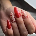 Unghie finte rosse con cuori in forma stiletto lunga per manicure di San Valentino - Design a Cuore Rosso (JP2244)