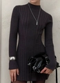 Detalle del tejido de un vestido ajustado de cuello alto con accesorios plateados - S / Negro