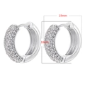 Dettaglio macro di orecchini argentati da 18mm con pavé di zirconi bianchi brillanti - VE1460 (18mmx19mm) / Oro Bianco