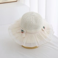 Dettaglio cappello di paglia per bimba con tesa in chiffon a pieghe e ciliegie rosse - Cappello Bimbi (52cm) / Bianco