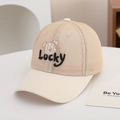 Dettaglio del retro in rete traspirante e ricamo dell'orso Lucky sul berretto beige - 54cm (3-8 anni) / Beige