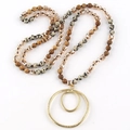 Vue détaillée du collier à perles longues avec pierres semi-précieuses et pendentif doré - Tons Terre Tachetés / Double Anneau Doré