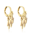 Dettaglio di orecchini a saetta placcati in oro 18K con pendenti in zircone scintillante - Oro Con Zirconi Trasparenti