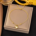 Goldenes verstellbares Armband mit Herzanhänger aus weißer Muschel auf Schmuckbox - Weißes Muschelherz-Armband (QYE174) / Gold