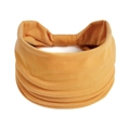 Dettaglio della fascia yoga bohémien giallo zenzero con pieghe frontali ed elastico - Giallo Terra
