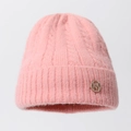 Rosafarbene Strickmütze mit Zopfmuster, flauschiger Textur und M-Strass-Abzeichen - Einheitsgröße / Rosa (Rundes M)