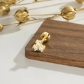 18K Gold Ohrstecker mit drei klaren Zirkonsteinen in einer Dreiecksanordnung - Geometrischer Ohrstecker Einzeln (A981) / Gold