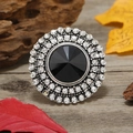 Primer plano de anillo vintage redondo con gema negra y detalles de pavé de cristales - Abierto Ajustable / Negro Plata Antigua