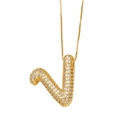 Collier avec pendentif lettre V cursive dorée serti de zircons blancs brillants - Lettre V