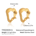 Detalle de aretes dorados irregulares con textura de acero inoxidable impermeable - Onda Hueca Irregular Dorada (YYE025035-G)