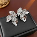 Primer plano de pendientes de pétalos plateados con textura metálica en estuche - Plata (Pin de plata) / Plateado